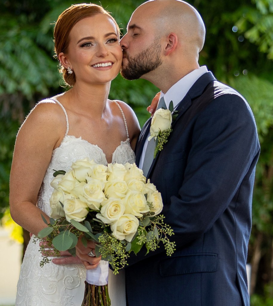 West Palm Beach Wedding Venue, West Palm Beach Country Club Wedding, Wedding Ceremony, Wedding Reception, Wedding venue, Southern Florida, Wedding Venue, Palm Trees, Blue Sky, green landscaping, Bride, Groom, Wedding Dress