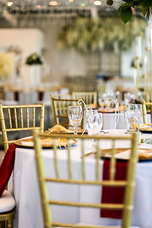 Palm Beach Wedding Venue designer table decor, tips to designing your wedding reception with China, glassware, chiavari chairs, wedding planner, wedding venue near Palm Beach, West Palm Beach, Florida