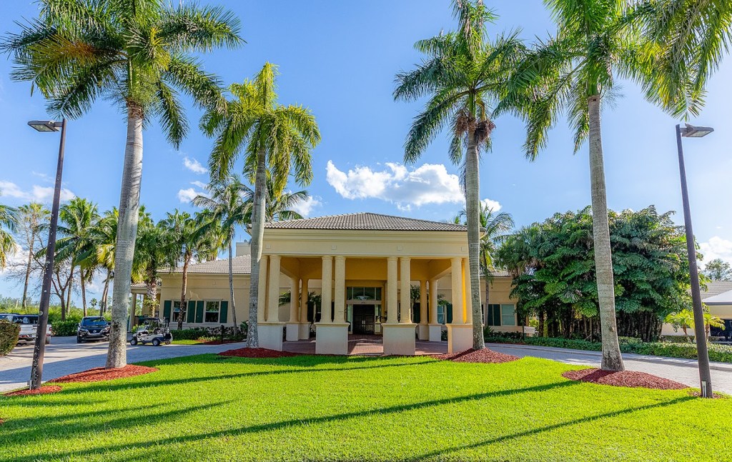 West Palm Beach, Palm Beach Gardens outdoor wedding ceremony, wedding reception spaces with luxury landscaping, palm trees and beautiful views